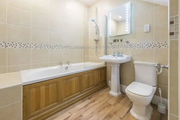 Deluxe Tek Büyük veya İki Ayrı Yataklı Oda, Banyolu/Duşlu, Bahçe Manzaralı (Bracken Suite)