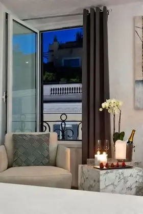 Superior Oda, 1 En Büyük (King) Boy Yatak ve Çekyat, Sigara İçilmez, Şehir Manzaralı