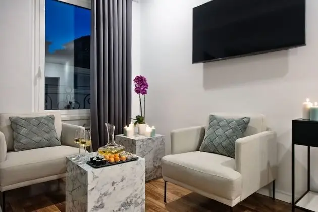 Superior Oda, 1 En Büyük (King) Boy Yatak ve Çekyat, Sigara İçilmez, Şehir Manzaralı