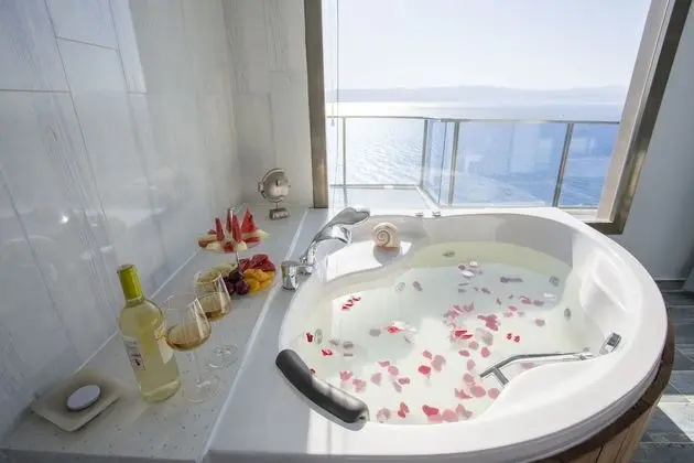Luxury Tek Büyük Yataklı Oda, 1 Büyük (Queen) Boy Yatak, Jakuzi, Deniz Manzaralı