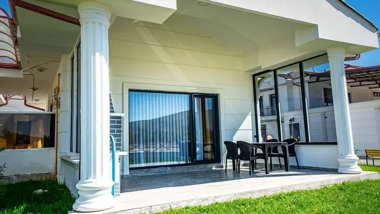 Doğa Manzaralı Havuzlu - Geniş Bahçeli (Villa Fiyatı)