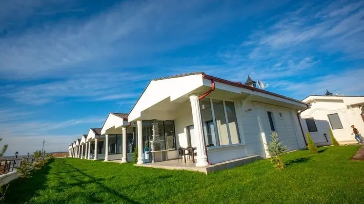 Doğa Manzaralı Havuzlu - Geniş Bahçeli (Villa Fiyatı)