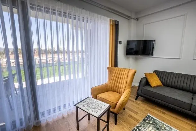 Doğa Manzaralı Havuzlu - Geniş Bahçeli (Villa Fiyatı)