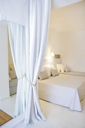 Deluxe Dört Kişilik Oda, Havuz Manzaralı