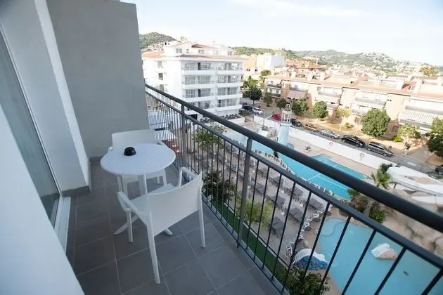 Deluxe Dört Kişilik Oda, Havuz Manzaralı