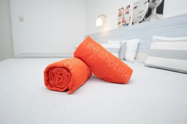 Deluxe Üç Kişilik Oda, Havuz Manzaralı (2 adults and 1 child)