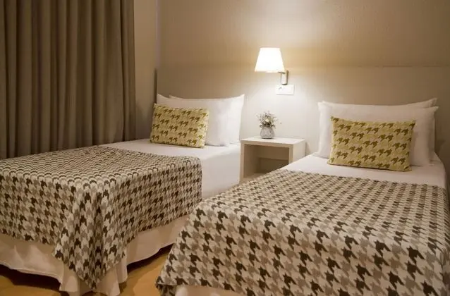 Tek Büyük Yataklı Oda, Havuz Manzaralı