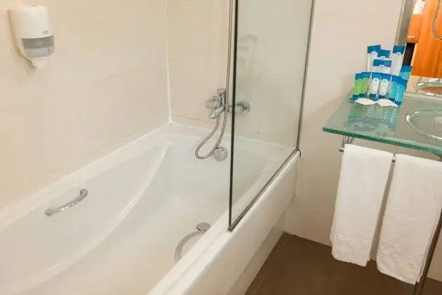 Tek Büyük Yataklı Oda, Havuz Manzaralı (2 Adults)