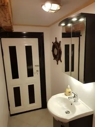 Tek Büyük Yataklı Oda, Ortak Banyo (1-4)