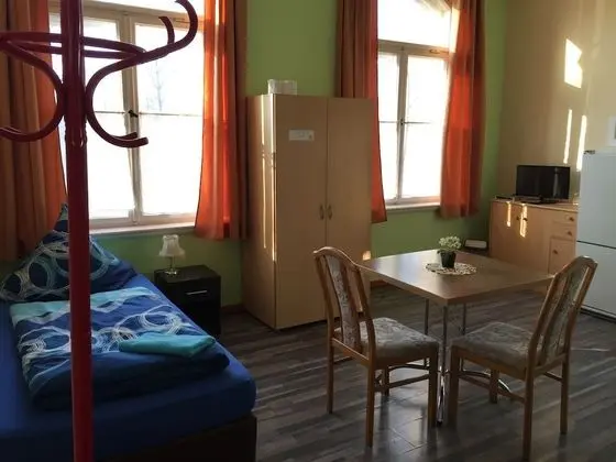 İki Ayrı Yataklı Oda, Ortak Banyo