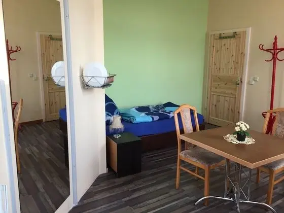 İki Ayrı Yataklı Oda, Ortak Banyo