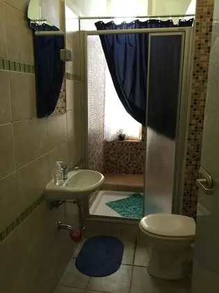 İki Ayrı Yataklı Oda, Ortak Banyo