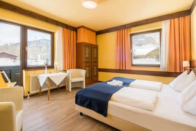 Tek Büyük Yataklı Oda, Balkon, Dağ Manzaralı