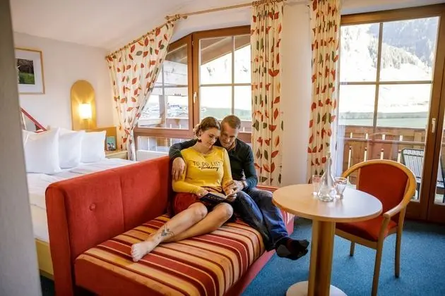 Tek Büyük Yataklı Oda, Balkon, Dağ Manzaralı