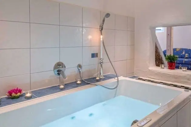 Ev (incl. cleaning fee & laundry package)