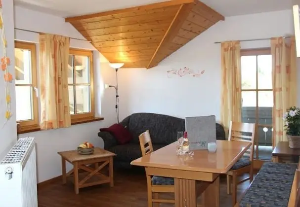 Apart Daire, Balkon (Mohnblume)