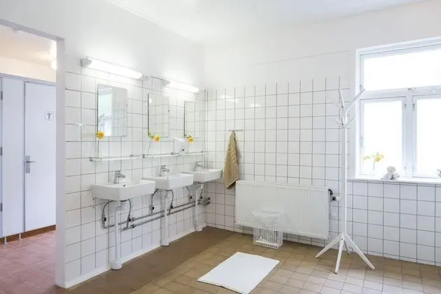 Dört Kişilik Oda, Ortak Banyo