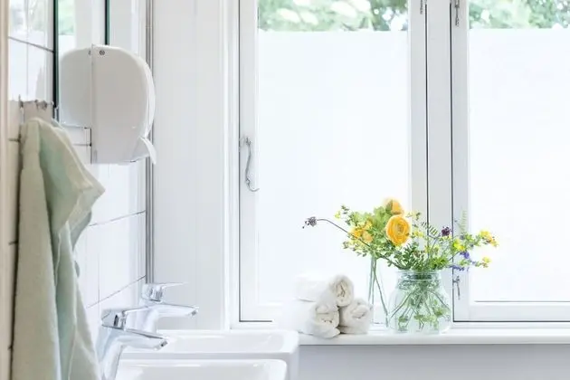 İki Ayrı Yataklı Oda, Ortak Banyo