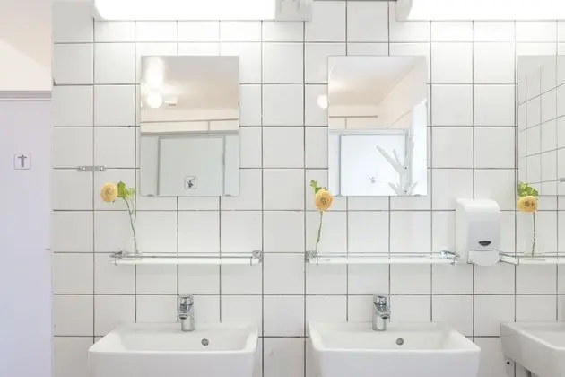 İki Ayrı Yataklı Oda, Ortak Banyo