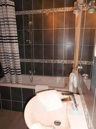 Tek Büyük Yataklı Oda (Sous les Toits)