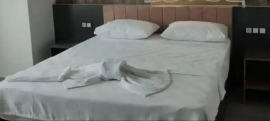 Standart Kara Manzaralı Oda