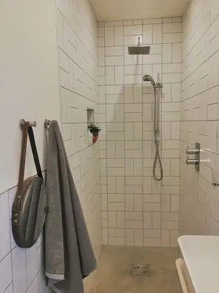 Ev, Banyolu/Duşlu (The Studio)