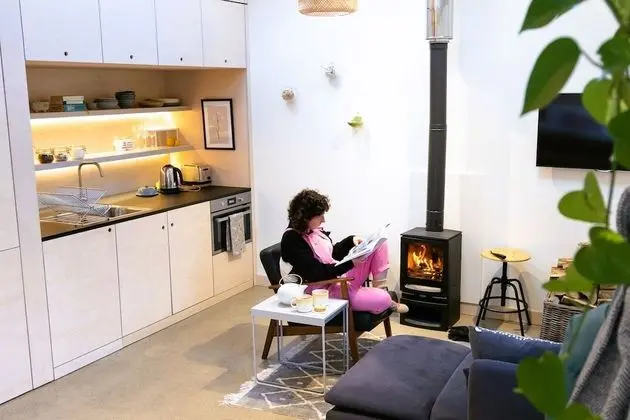 Ev, Banyolu/Duşlu (The Studio)
