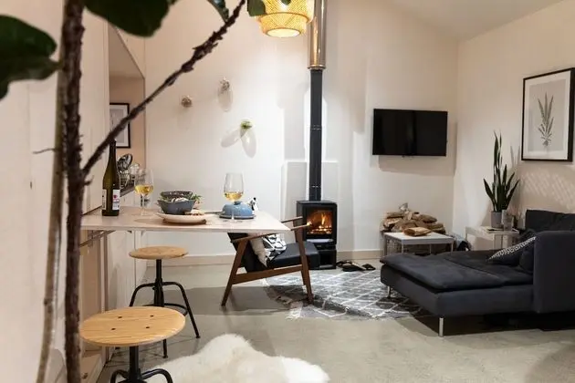 Ev, Banyolu/Duşlu (The Studio)
