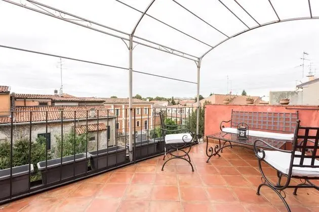 Stüdyo Süit, Ek Bina