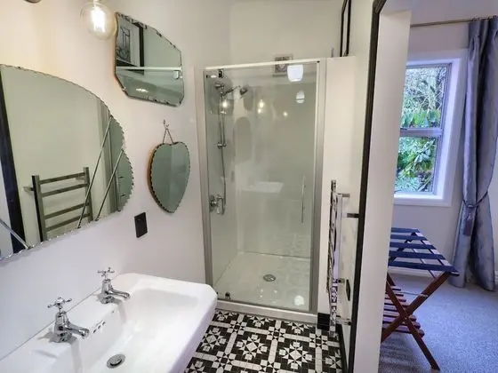 Deluxe Tek Büyük veya İki Ayrı Yataklı Oda, 1 Yatak Odası, Banyolu/Duşlu, Bahçe Manzaralı