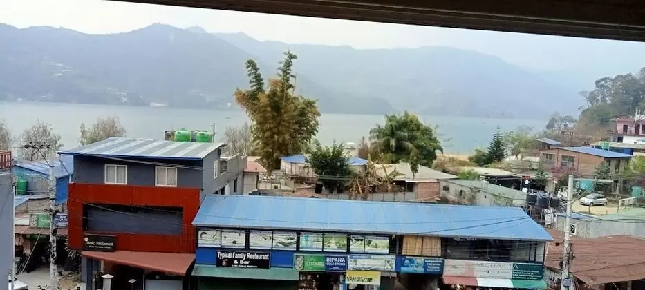 Family Oda, Göl Manzaralı