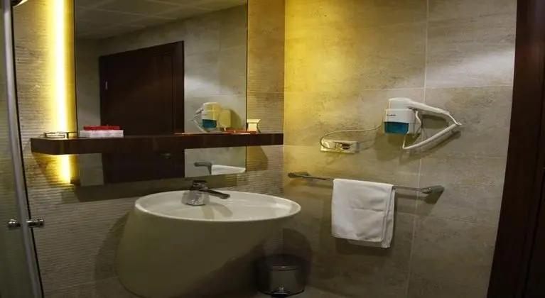 Triple, Şehir Manzaralı
