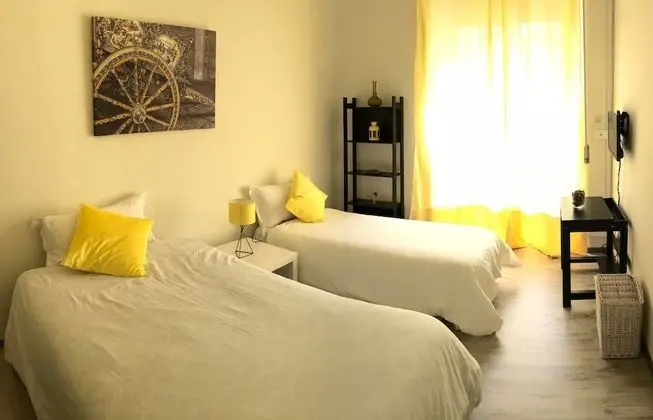 İki Ayrı Yataklı Oda, Ortak Banyo