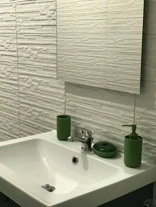 İki Ayrı Yataklı Oda, Ortak Banyo