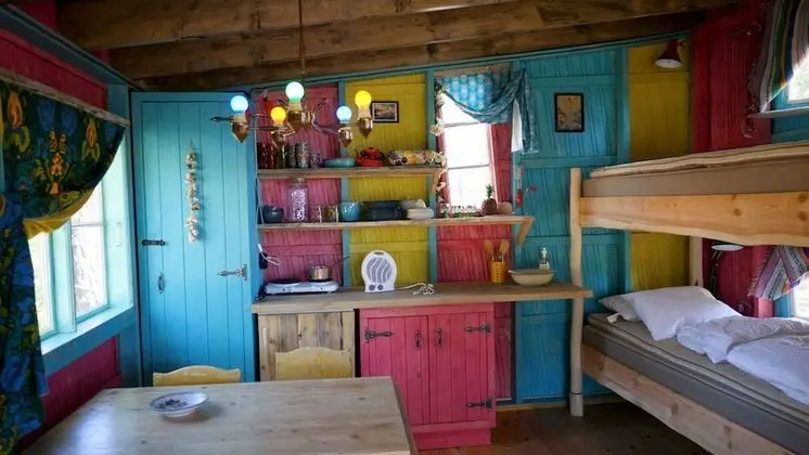 Basic Kulübe, Ortak Banyo