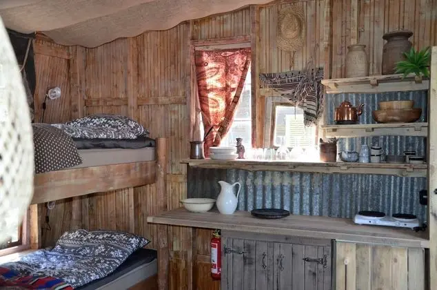 Basic Kulübe, Ortak Banyo