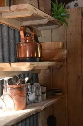 Basic Kulübe, Ortak Banyo