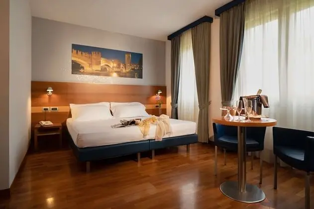 Executive Oda, 1 En Büyük (King) Boy Yatak (Converts to 2 Twin Beds)