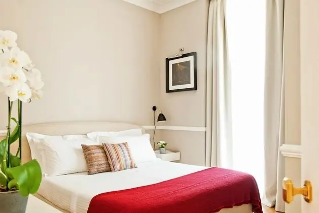 Büyük Yataklı Tek Kişilik Oda (Single Light Room)