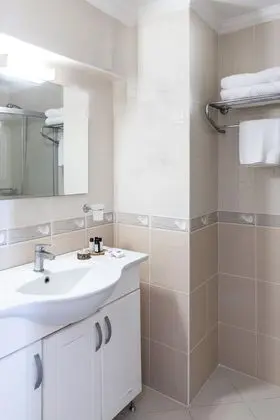 https://images.etstur.com/files/images/hotelImages/TR/97437/l/Fila-Otel-Ayvalik-Oda-338098.jpg