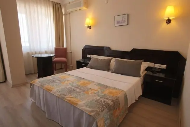 https://imagessl.etstur.com/files/images/hotelImages/TR/97437/l/Fila-Otel-Ayvalik-Oda-262162.jpg