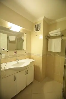 https://imagessl.etstur.com/files/images/hotelImages/TR/97437/l/Fila-Otel-Ayvalik-Oda-262163.jpg