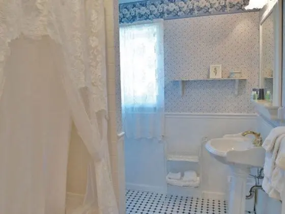 Süit, Özel Banyo (The Madigan Suite)