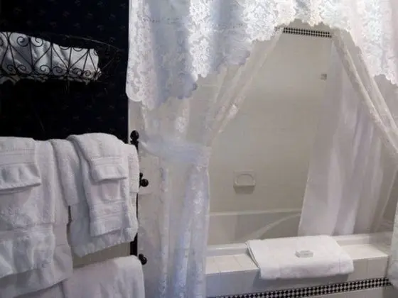Süit, Özel Banyo (The Skylar Suite)