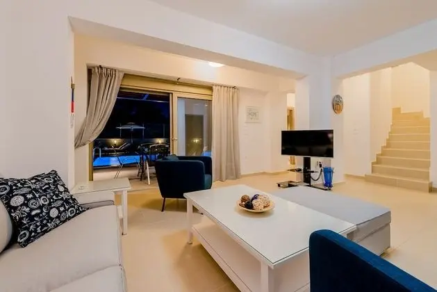 Luxury Villa, 4 Yatak Odası, Kişiye Özel Havuzlu, Denize Sıfır (Agnes)