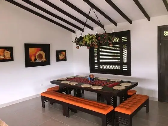 Ev, 6 Yatak Odası, Sıcak Su Havuzu