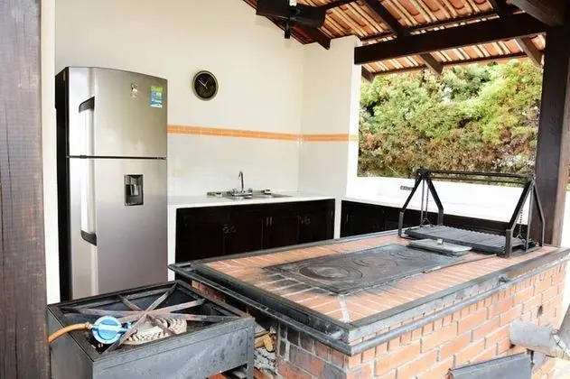 Ev, 6 Yatak Odası, Sıcak Su Havuzu