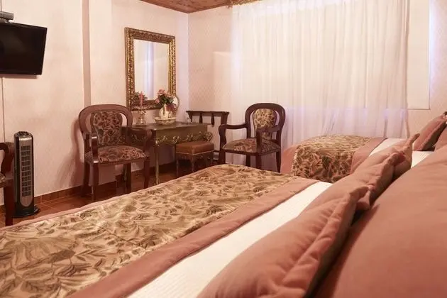 Habitación estándar con 1 cama doble y 1 cama sencilla.