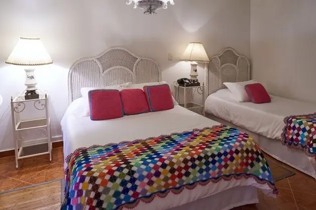 Habitación estándar con 1 cama doble y 1 cama sencilla.