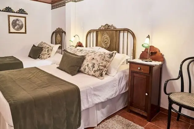 Habitación estándar con 1 cama doble y 1 cama sencilla.
